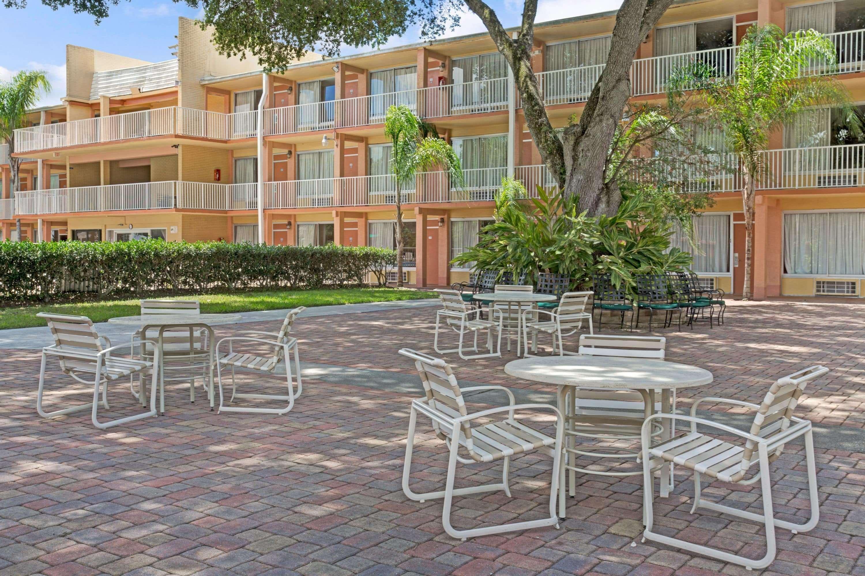 Howard Johnson By Wyndham Tropical Palms Kissimmee Extérieur photo